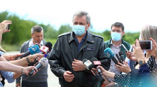 marcel vela anunta ca si scoate la licitatie geaca de urgenta