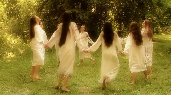 o lume in care fantasticul magia domnesc in noaptea sanzienelor