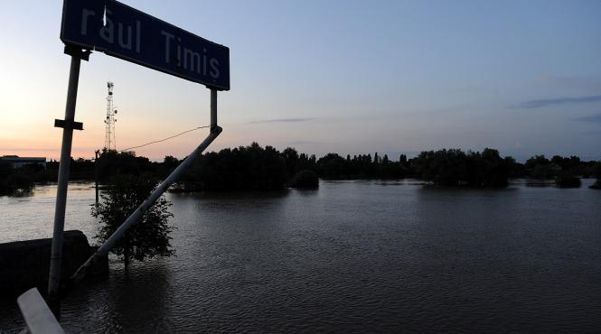 romania sub ape cod rosu de inundatii in 7 judete