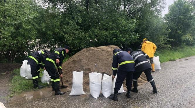 inundatii apele romane au trimis 20 000 de saci care vor fi umpluti cu nisip pentru protejarea a trei localitati