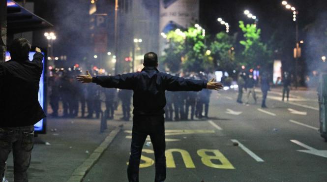 a cincea noapte de proteste la belgrad sarbii kosovari denunta provocatorii platiti de autoritati
