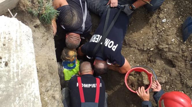 trei barbati care lucrau la o retea de canalizare ingropati de vii sub un mal de pamant