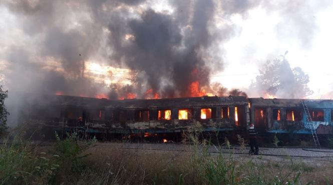incendiu in giulesti o garnitura de tren dezafectata este in flacari