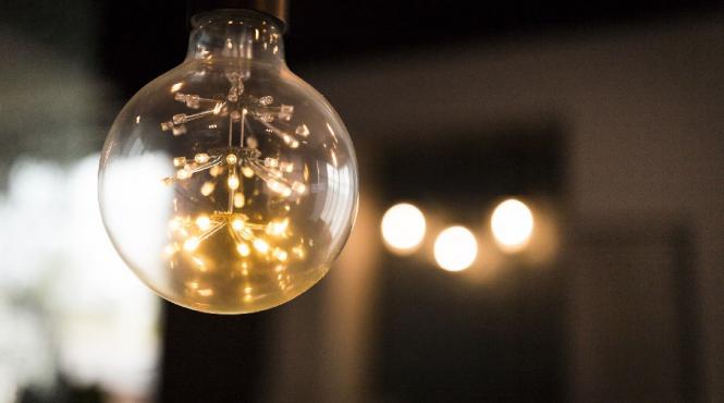 ghicitoare anre ce platesti scump astepti mult sa vina si cade des curentul electric