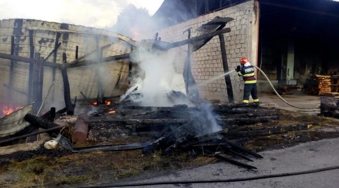 incendiu de proportii in arges a ars o fabrica de cherestea