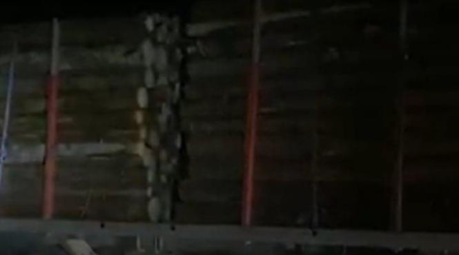 video camioane supraincarcate cu lemne descoperite de un activist in doua parcari din dornesti