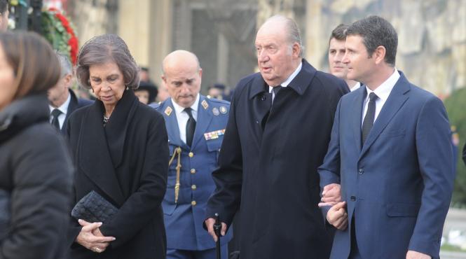 fostul rege al spaniei juan carlos pleaca in exil din cauza anchetarii sale pentru coruptie