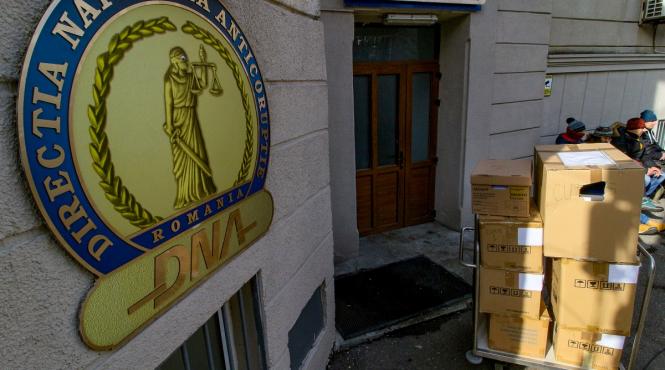 gruparea kovesi vs gruparea pruna dupa ce un dosar cheie a fost golit de probe incaierare intre procurorii dna lasati fara munitia de la sri