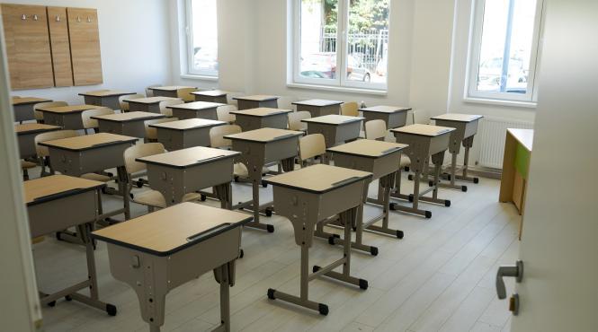 numarul scolilor care desfasoara cursuri in scenariul rosu este in crestere