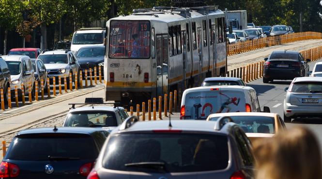 cat petrec romanii in trafic spre locul de munca
