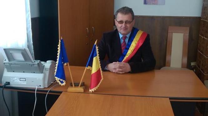 primarul ales al comunei sotrile al carui mandat a fost invalidat fiind condamnat pentru pornografie infantila a anuntat ca va candida din nou