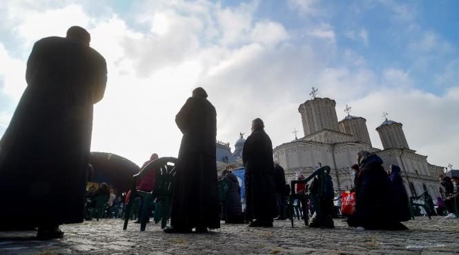 cu masca pe fata calcand pe dealul mitropoliei