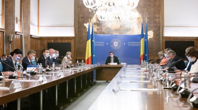 dupa doua luni de masca in aer liber guvernul si a dat seama ca nu are baza legala si a emis un oug neconstitutional