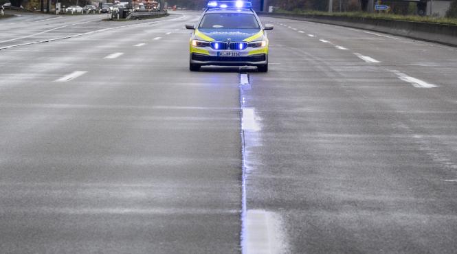 mii de persoane protesteaza la frankfurt fata de restrictiile antiepidemice politia a folosit tunuri cu apa