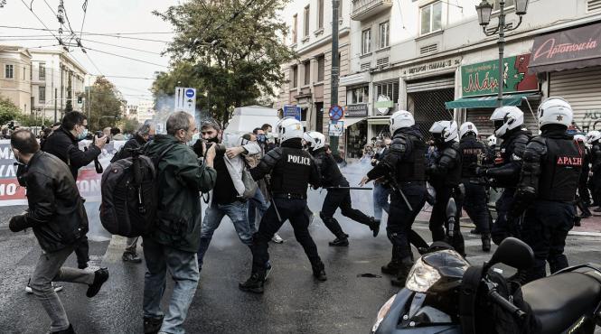 lupte de strada intre protestatari si fortele de ordine in centrul atenei