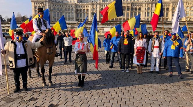 parada inedita a umanistilor in piata constitutiei