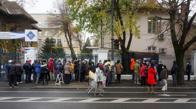 zeci de oameni au indurat frigul ca sa cumpere suplimentul alimentar pentru imunitate lansat astazi pe piata