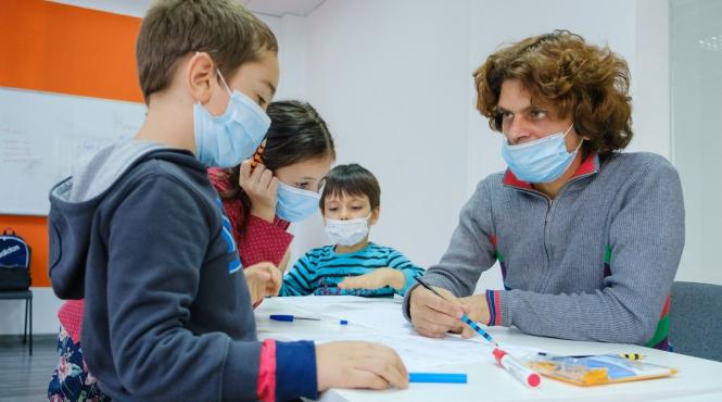 vineri albumul colinde de suflet interpretari vindecatoare ale copiilor defavorizati ai amias small school