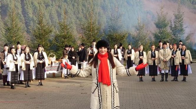 primiti cu colinda iuliana tudor aduna cetele de colindatori la tvr 1