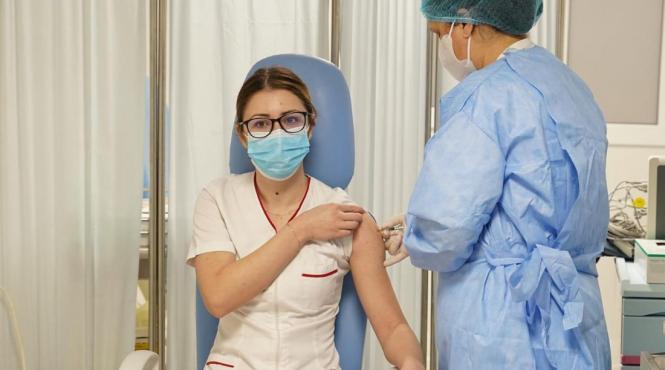 cine este mihaela anghel prima persoana vaccinata din romania