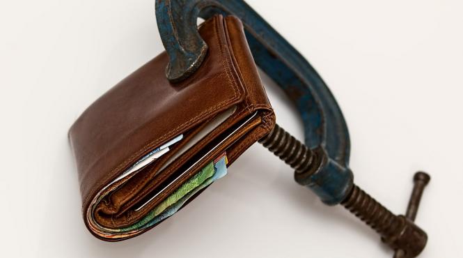 mai putini romani fac economii