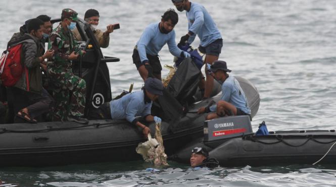 update tragedie in indonezia semnale care provin de la cutia neagra a avionului prabusit detectate