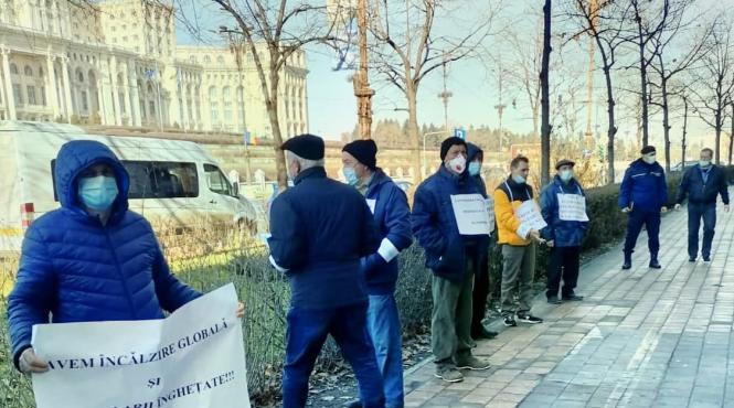 proteste in zece locatii din capitala fata de inghetarea pensiilor si a salariilor