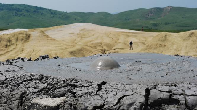 un alpinist roman a cucerit cel mai mare vulcan din lume