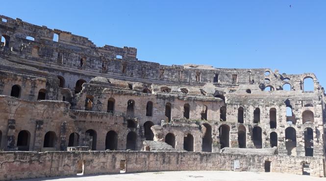 curiozitati culturale casele sapate in nisip ale berberilor trogloditi din tunisia