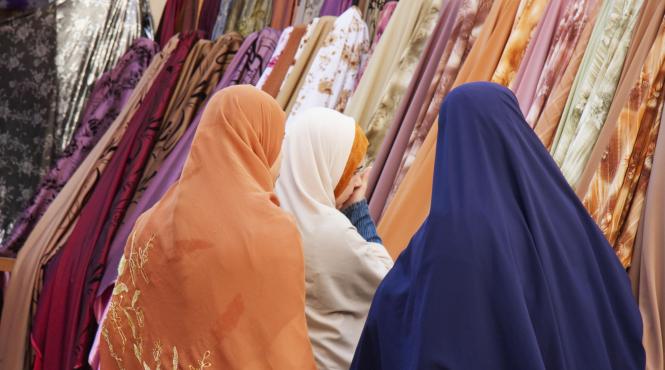 indonezia interzice scolilor sa mai oblige fetele sa poarte val