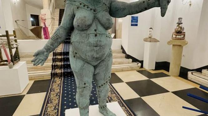 barna il invita pe ciolacu la expozitia de nuduri de la primaria sectorului 1