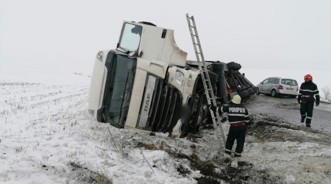 un tir incarcat cu ciocolata s a rasturnat pe o sosea din judetul suceava