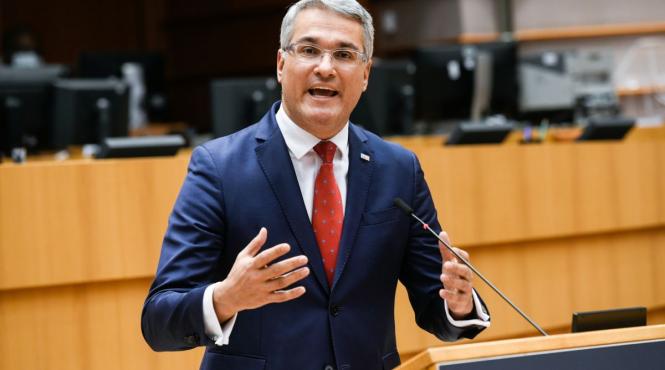 compania coalitiei de dreapta cu actionarul plecat putin la bruxelles afacerile transferate de la un guvern la altul