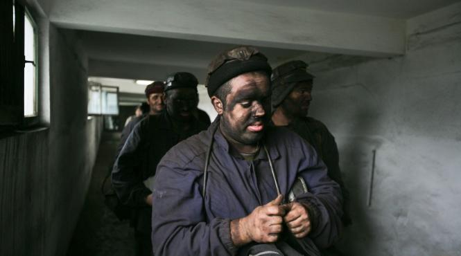 petse 200 de mineri au protest in fata sediului ceh minerii cer demisia directorului general