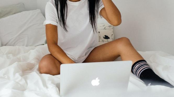 regina videochatului din romania castiga in doua saptamani cat iohannis in trei ani