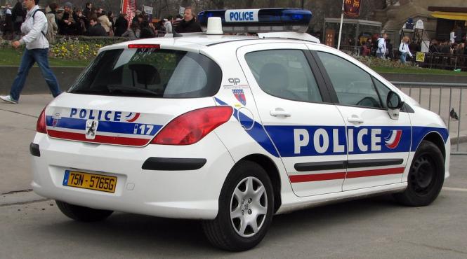 politia din paris imprastie multimea de pe malurile senei din cauza lipsei distantarii sociale