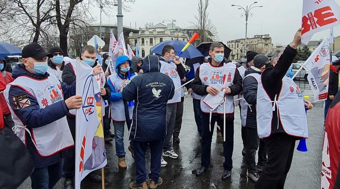 video bugetarii protesteaza in piata victoriei ei cer cresterea veniturilor