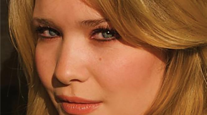 sarah j maas intra in productie tv in studiourile disney