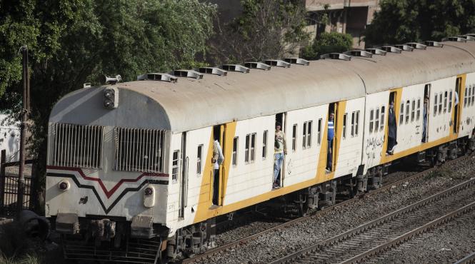 aproape 100 de raniti dupa deraierea unui tren de pasageri in egipt