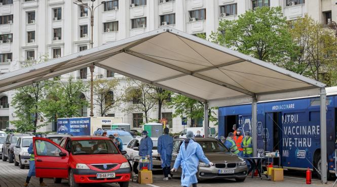 primul centrul de vaccinare drive thru din capitala se deschide joi in piata constitutiei