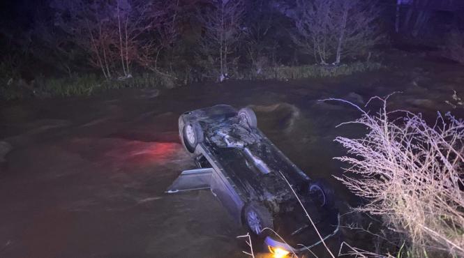 accident in bistrita doi tineri au fost salvati din rau