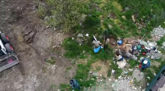 angajati ai firmei de salubrizare din sectorul 5 prinsi folosind gunoiera pentru colectarea de deseuri din jilava