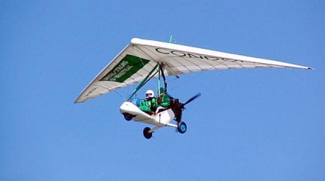 un deltaplan a aterizat fortat pe un camp din arges