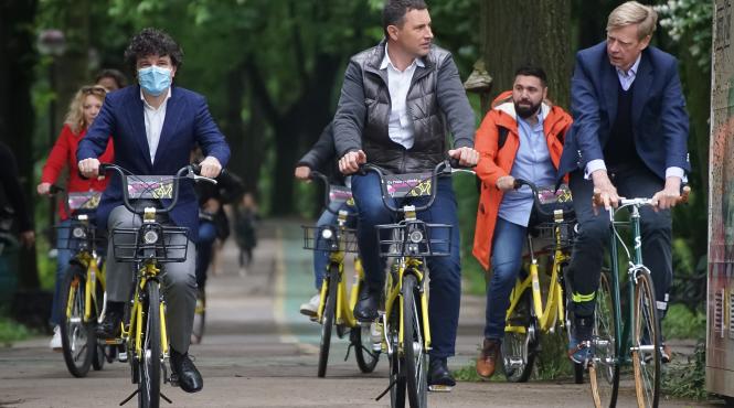 ca sa sarbatoreasca ziua bicicletei nicusor dan a pedalat 500 de metri