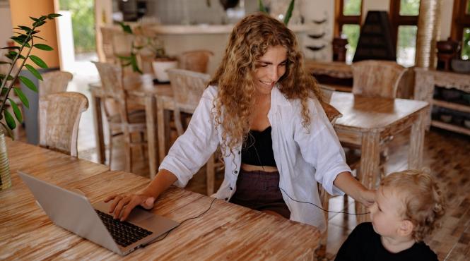 angajatii parinti prefera munca de acasa