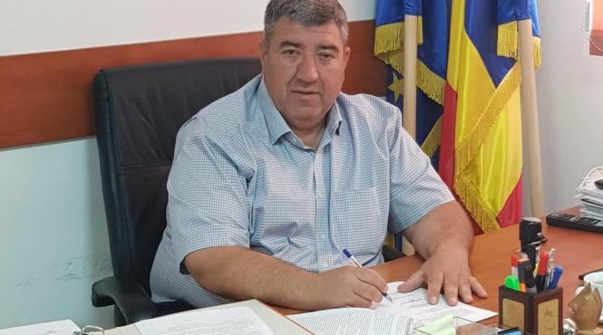 primarul din stefanestii de jos a fost luat cu catuse de acasa