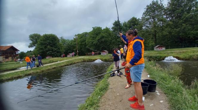 lira fagarasului cu drumetii montane folk si concurs de pescuit