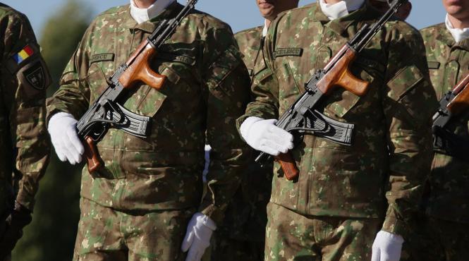 ceremonie la arcul de triumf dedicata militarilor intorsi din afganistan