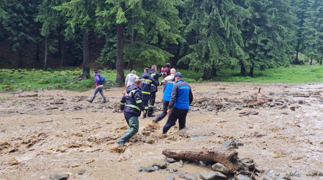 60 de adulti si copii la un pas de inec