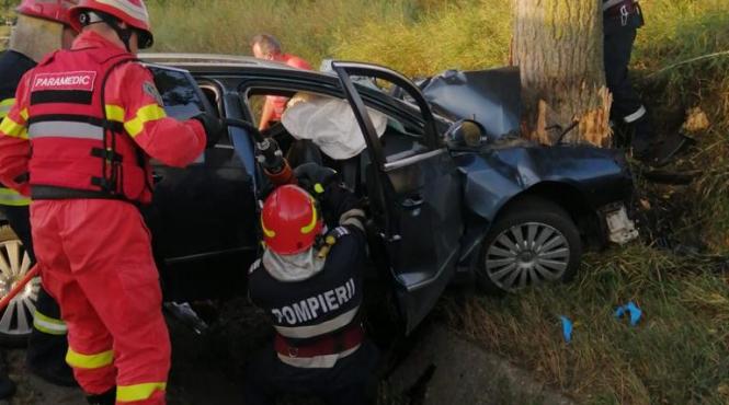 accident grav in bacau trei morti si un ranit dupa ce o masina a intrat intr un copac